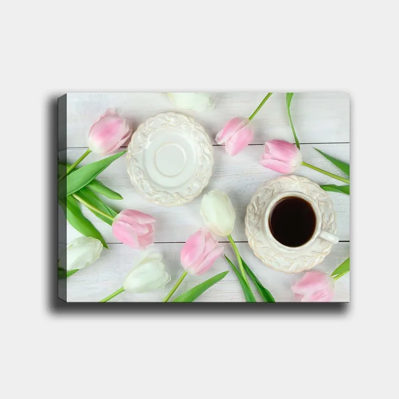 Canvastavla 70x100 cm - Stillsam dukning med en kopp kaffe och tulpaner i rosa och vitt, Rosa / Vitt / Grönt