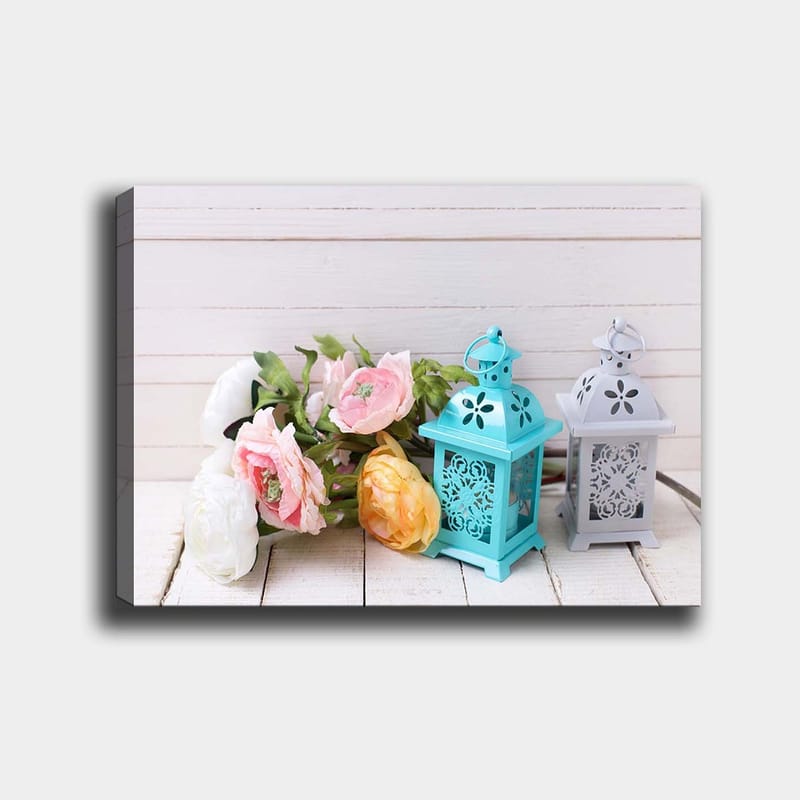 Canvastavla 70x100 cm - Stillsam komposition av blommor och lanternor i pastellfärger - Ljusblå / Rosa / Gul - Inredning & dekor - Tavlor & konst - Canvastavla