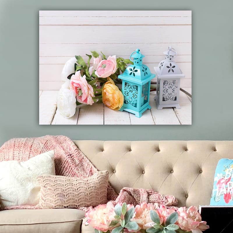 Canvastavla 70x100 cm - Stillsam komposition av blommor och lanternor i pastellfärger - Ljusblå / Rosa / Gul - Inredning & dekor - Tavlor & konst - Canvastavla