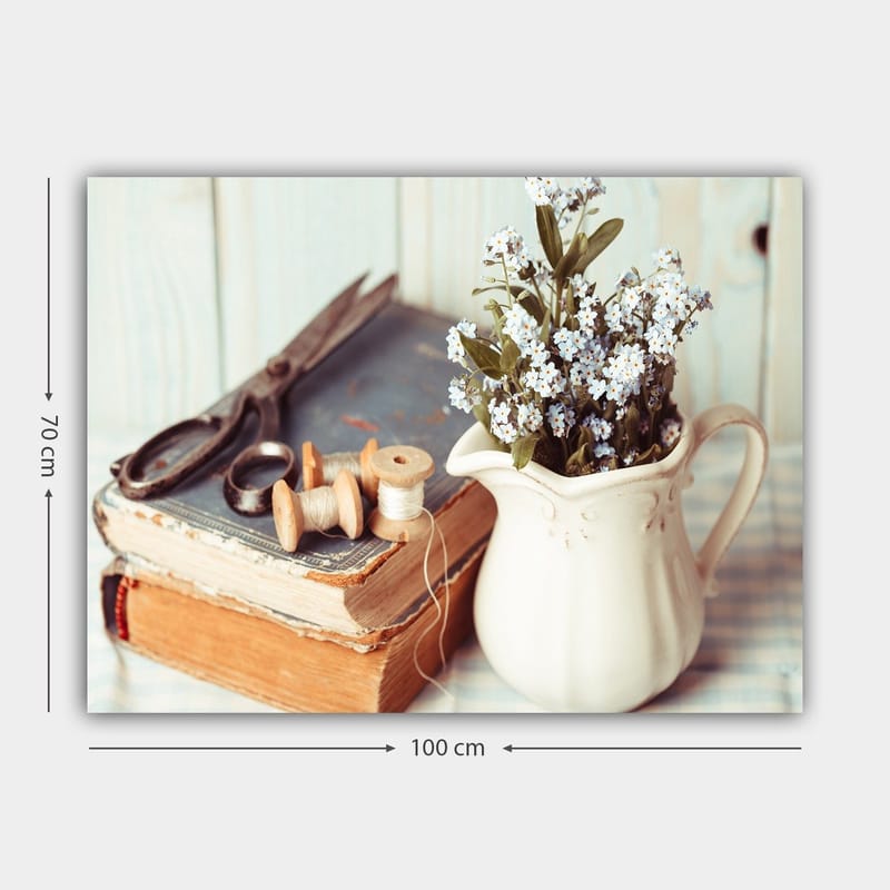Canvastavla 70x100 cm - Stillsam komposition av en kanna med blommor, en bok och syverktyg - Ljusblå / Beige / Grön - Inredning & dekor - Tavlor & konst - Canvastavla