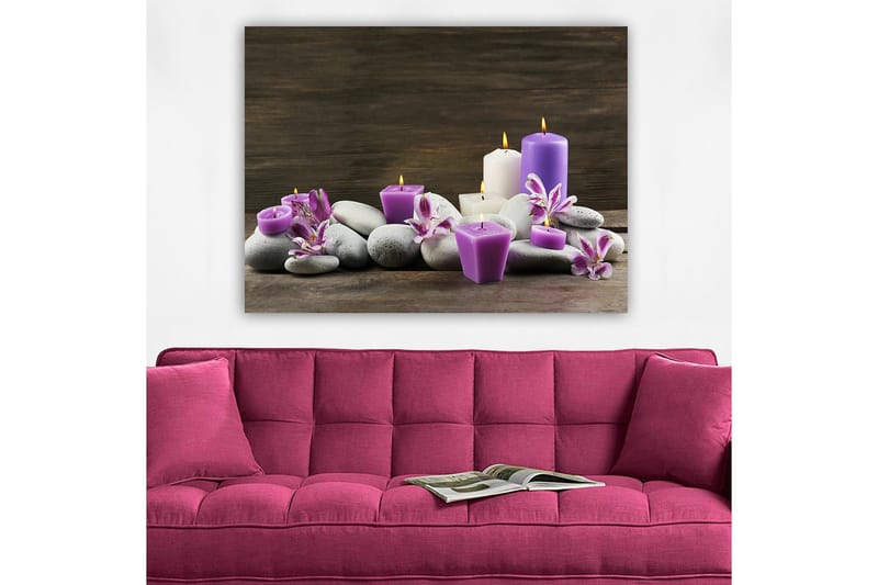 Canvastavla 70x100 cm - Stillsam komposition av ljus och stenar med lila och vita ljus omgivna av blommor - Lila / Vit / Grå - Inredning & dekor - Tavlor & konst - Canvastavla