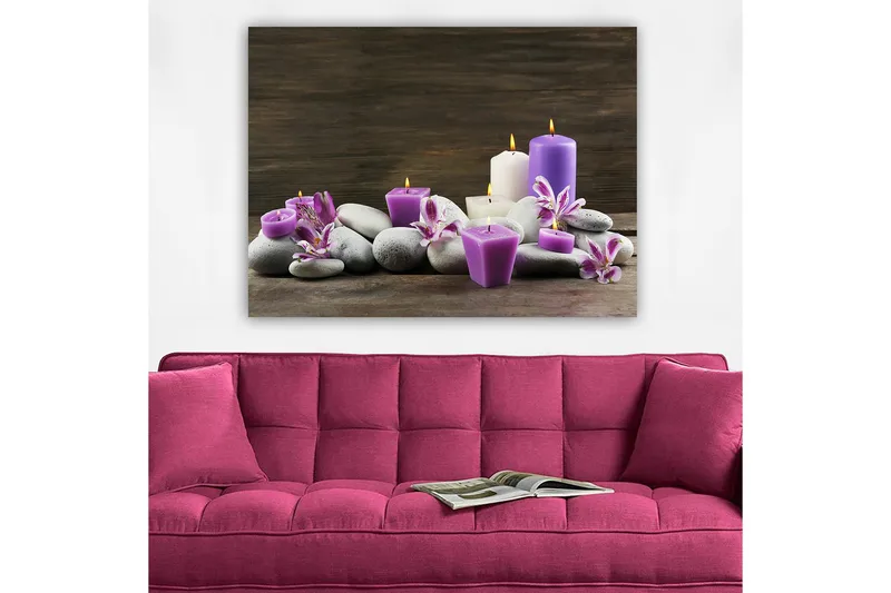 Canvastavla 70x100 cm - Stillsam komposition av ljus och stenar med lila och vita ljus omgivna av blommor - Lila / Vit / Grå - Inredning & dekor - Tavlor & konst - Canvastavla
