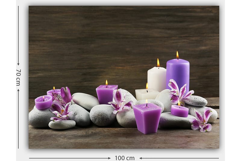 Canvastavla 70x100 cm - Stillsam komposition av ljus och stenar med lila och vita ljus omgivna av blommor - Lila / Vit / Grå - Inredning & dekor - Tavlor & konst - Canvastavla