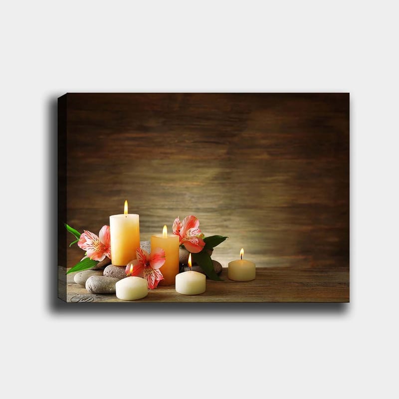 Canvastavla 70x100 cm - Stillsam komposition av ljusande ljus och rosa blommor på stenar - Ljusgul / Rosa / Grön - Inredning & dekor - Tavlor & konst - Canvastavla