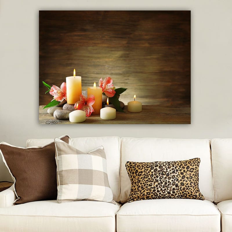 Canvastavla 70x100 cm - Stillsam komposition av ljusande ljus och rosa blommor på stenar - Ljusgul / Rosa / Grön - Inredning & dekor - Tavlor & konst - Canvastavla