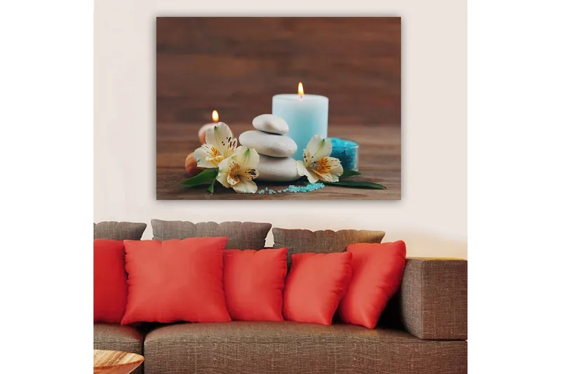 Canvastavla 70x100 cm - Stillsam komposition av stenar, blommor och ljus som skapar en avkopplande atmosfär - Ljusblå / Vit / Grön - Inredning & dekor - Tavlor & konst - Canvastavla