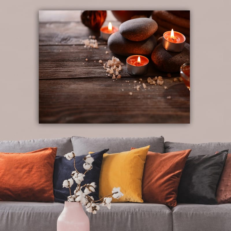 Canvastavla 70x100 cm - Stillsam komposition av stenar och tända ljus som skapar en avkopplande atmosfär - Grå / Orange / Brun - Inredning & dekor - Tavlor & konst - Canvastavla