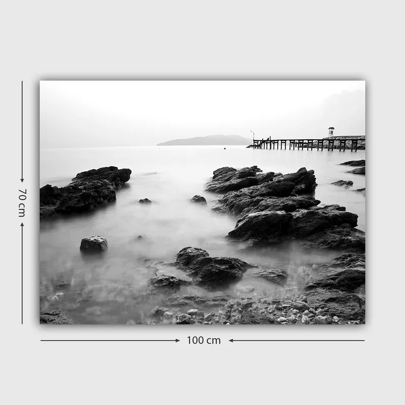 Canvastavla 70x100 cm - Stillsam kustlandskap med klippor och en brygga i fjärran - Svart / Vitt / Grått - Inredning & dekor - Tavlor & konst - Canvastavla