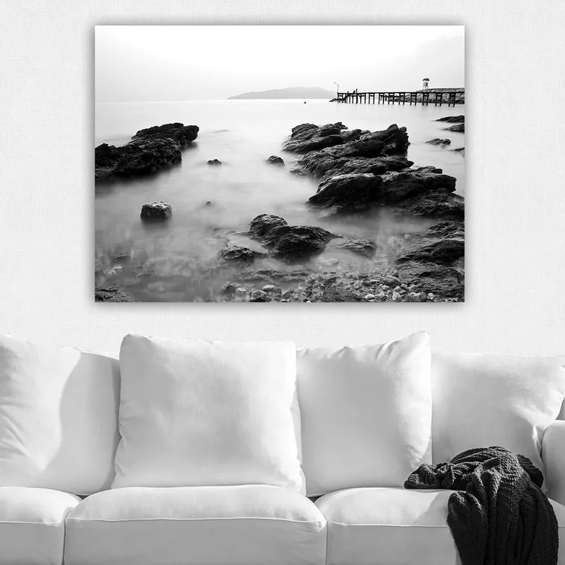 Canvastavla 70x100 cm - Stillsam kustlandskap med klippor och en brygga i fjärran - Svart / Vitt / Grått - Inredning & dekor - Tavlor & konst - Canvastavla