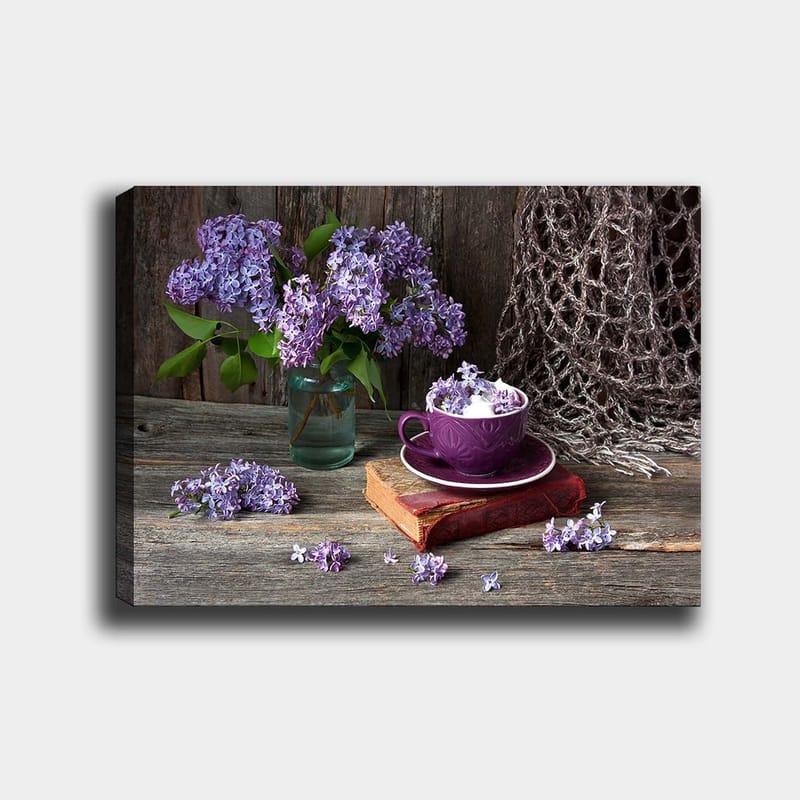 Canvastavla 70x100 cm - Stillsam naturtavla med lila syrener i en glasvas och en lila kopp på en gammal bok - Lila / Grön / Brun - Inredning & dekor - Tavlor & konst - Canvastavla