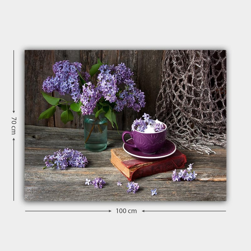Canvastavla 70x100 cm - Stillsam naturtavla med lila syrener i en glasvas och en lila kopp på en gammal bok - Lila / Grön / Brun - Inredning & dekor - Tavlor & konst - Canvastavla