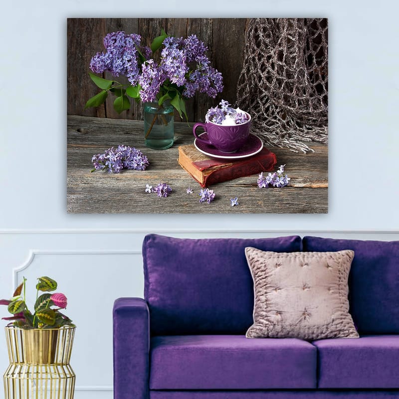 Canvastavla 70x100 cm - Stillsam naturtavla med lila syrener i en glasvas och en lila kopp på en gammal bok, Lila / Grön / Brun