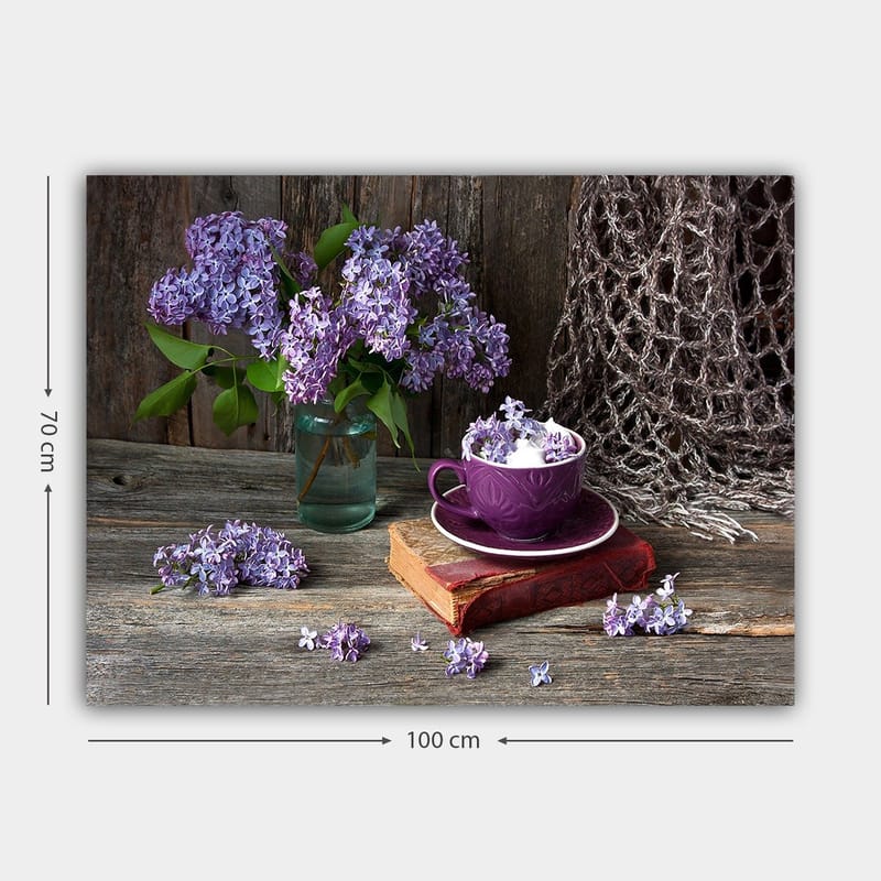 Canvastavla 70x100 cm - Stillsam naturtavla med lila syrener i en glasvas och en lila kopp på en gammal bok - Lila / Grön / Brun - Inredning & dekor - Tavlor & konst - Canvastavla