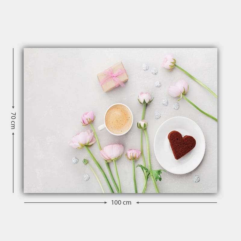 Canvastavla 70x100 cm - Stillsam och romantisk dukning med rosa blommor, en kopp kaffe och en hjärtformad kaka - Rosa / Brun / Vit - Inredning & dekor - Tavlor & konst - Canvastavla