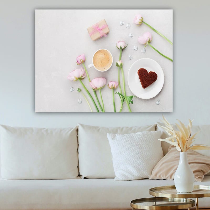 Canvastavla 70x100 cm - Stillsam och romantisk dukning med rosa blommor, en kopp kaffe och en hjärtformad kaka - Rosa / Brun / Vit - Inredning & dekor - Tavlor & konst - Canvastavla