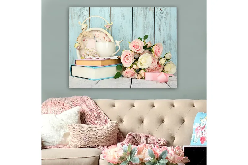Canvastavla 70x100 cm - Stillsam och romantisk komposition med en kopp, en gammaldags klocka och en bukett rosor - Ljusrosa / Vit / Ljusblå - Inredning & dekor - Tavlor & konst - Canvastavla