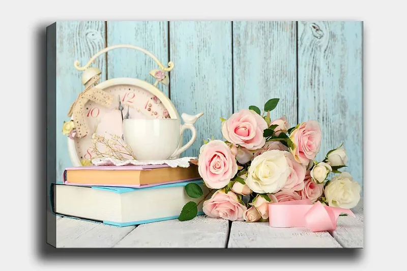 Canvastavla 70x100 cm - Stillsam och romantisk komposition med en kopp, en gammaldags klocka och en bukett rosor, Ljusrosa / Vit / Ljusblå