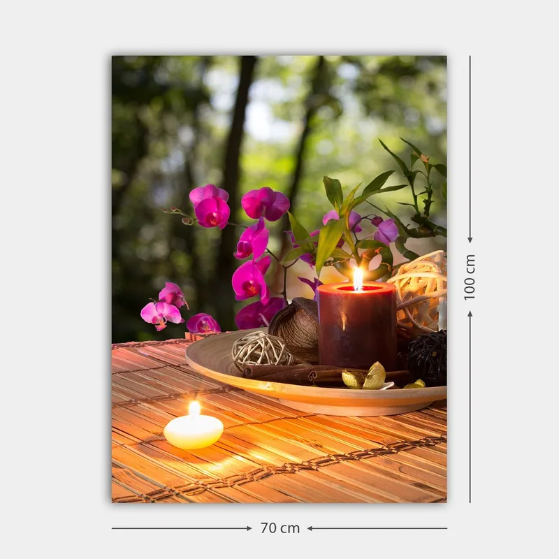 Canvastavla 70x100 cm - Stillsam samling av blommor och ljus på ett bord, som skapar en harmonisk atmosfär - Lila / Mörkröd / Grön - Inredning & dekor - Tavlor & konst - Canvastavla