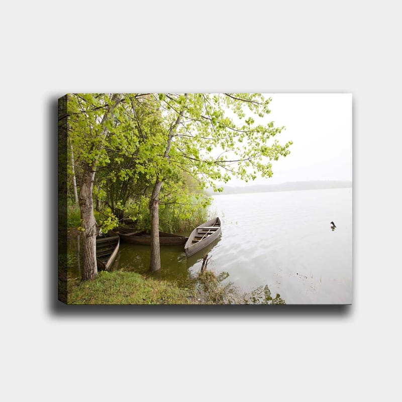 Canvastavla 70x100 cm - Stillsam sjöscen med båtar och grönskande träd vid vattnet - Grön / Brun / Grå - Inredning & dekor - Tavlor & konst - Canvastavla
