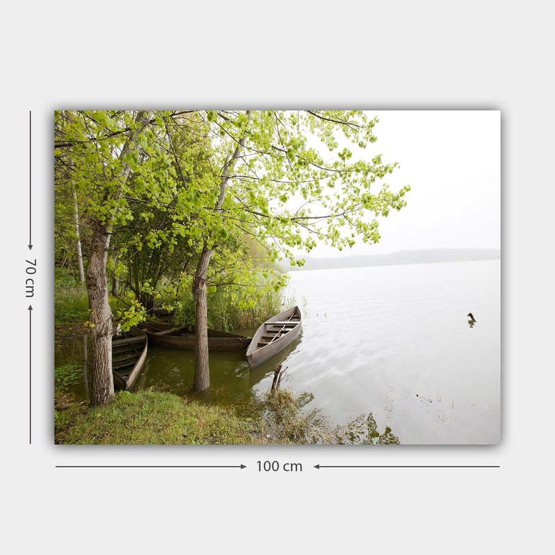 Canvastavla 70x100 cm - Stillsam sjöscen med båtar och grönskande träd vid vattnet - Grön / Brun / Grå - Inredning & dekor - Tavlor & konst - Canvastavla