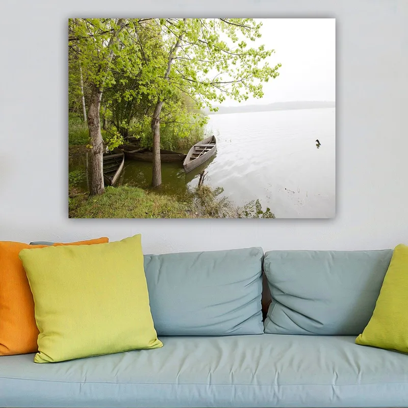 Canvastavla 70x100 cm - Stillsam sjöscen med båtar och grönskande träd vid vattnet, Grön / Brun / Grå