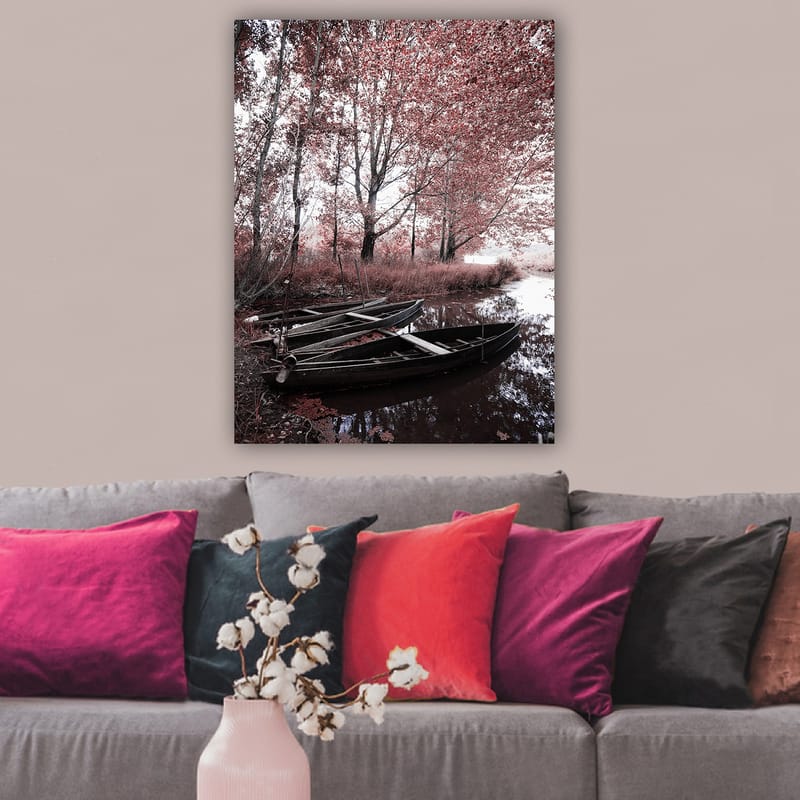 Canvastavla 70x100 cm - Stillsam sjöscen med två båtar omgivna av röda träd och växtlighet - Röd / Svart / Vit - Inredning & dekor - Tavlor & konst - Canvastavla