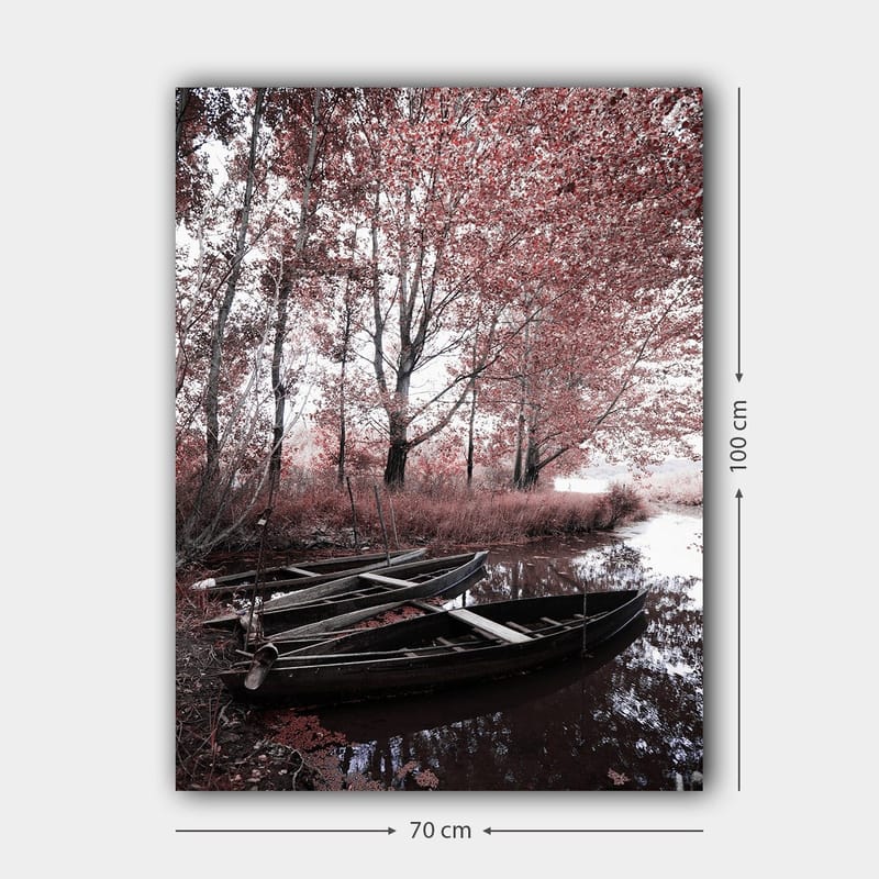 Canvastavla 70x100 cm - Stillsam sjöscen med två båtar omgivna av röda träd och växtlighet - Röd / Svart / Vit - Inredning & dekor - Tavlor & konst - Canvastavla