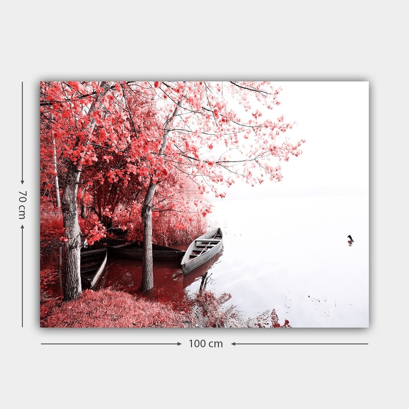 Canvastavla 70x100 cm - Stillsam sjöscen med två båtar omgivna av sprakande röda träd i höstfärger - Röd / Grå - Inredning & dekor - Tavlor & konst - Canvastavla