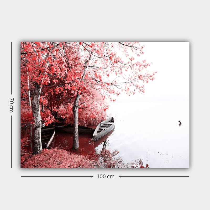 Canvastavla 70x100 cm - Stillsam sjöscen med två båtar omgivna av sprakande röda träd i höstfärger - Röd / Grå - Inredning & dekor - Tavlor & konst - Canvastavla