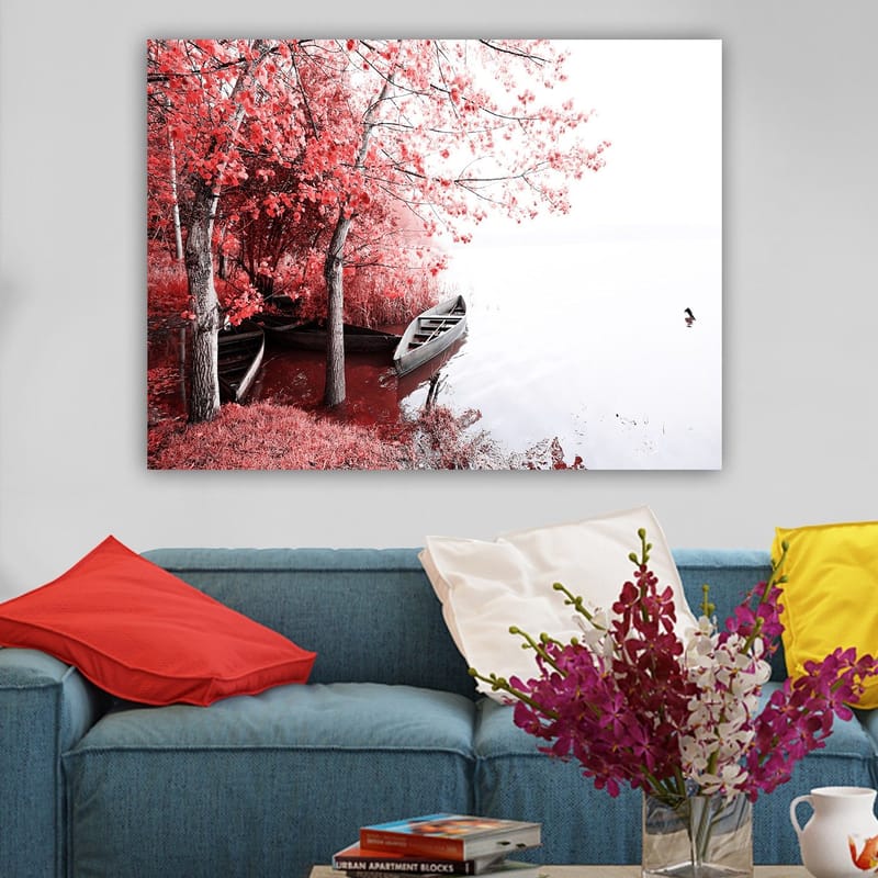 Canvastavla 70x100 cm - Stillsam sjöscen med två båtar omgivna av sprakande röda träd i höstfärger - Röd / Grå - Inredning & dekor - Tavlor & konst - Canvastavla