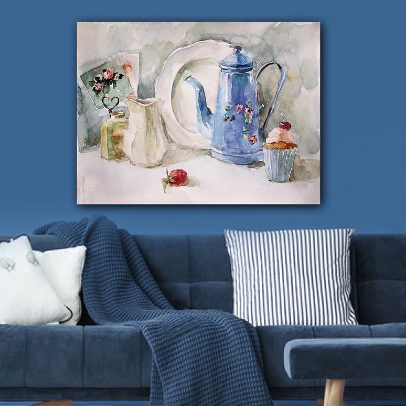 Canvastavla 70x100 cm - Stillsam stilleben med en blå kaffekanna, en jordgubbe och en cupcake - Blå / Vit / Röd - Inredning & dekor - Tavlor & konst - Canvastavla