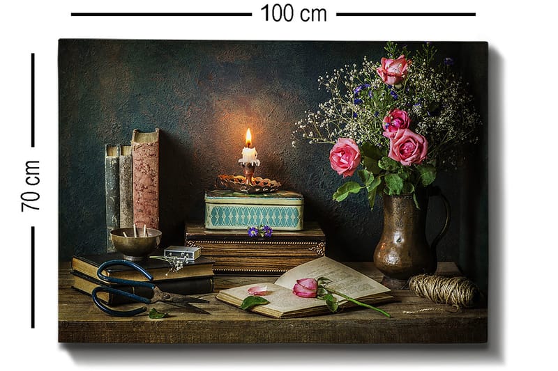 Canvastavla 70x100 cm - Stillsam stilleben med rosor, böcker och en tänd lykta som skapar en varm och nostalgisk atmosfär - Rosa / Grön / Brun - Inredning & dekor - Tavlor & konst - Canvastavla