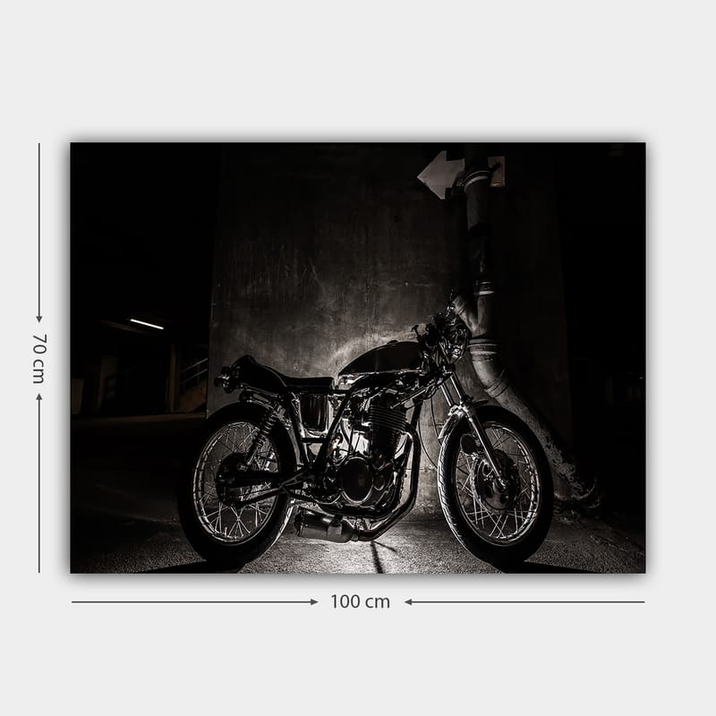 Canvastavla 70x100 cm - Stilren motorcykel i en urban miljö med fokus på detaljer och skuggor - Svart / Grå - Inredning & dekor - Tavlor & konst - Canvastavla