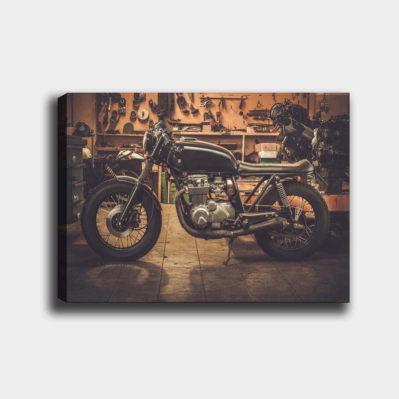 Canvastavla 70x100 cm - Stilren motorcykel i en verkstadsmiljö - Svart / Grå / Silver - Inredning & dekor - Tavlor & konst - Canvastavla