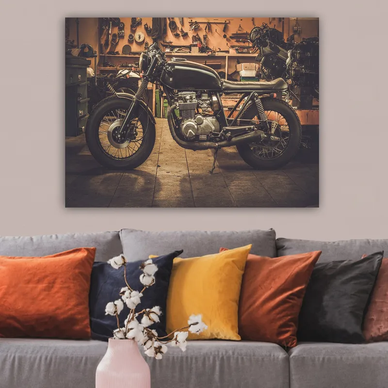 Canvastavla 70x100 cm - Stilren motorcykel i en verkstadsmiljö, Svart / Grå / Silver