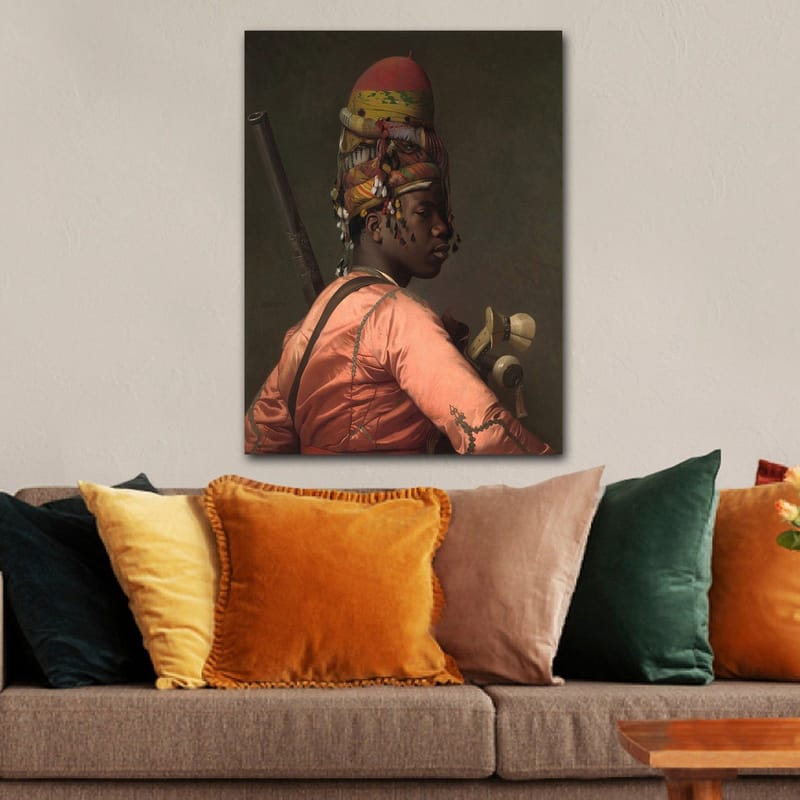 Canvastavla 70x100 cm - Stolt man i traditionell klädsel med en färgglad huvudbonad och ett vapen i handen - Rosa / Grönt / Svart - Inredning & dekor - Tavlor & konst - Canvastavla