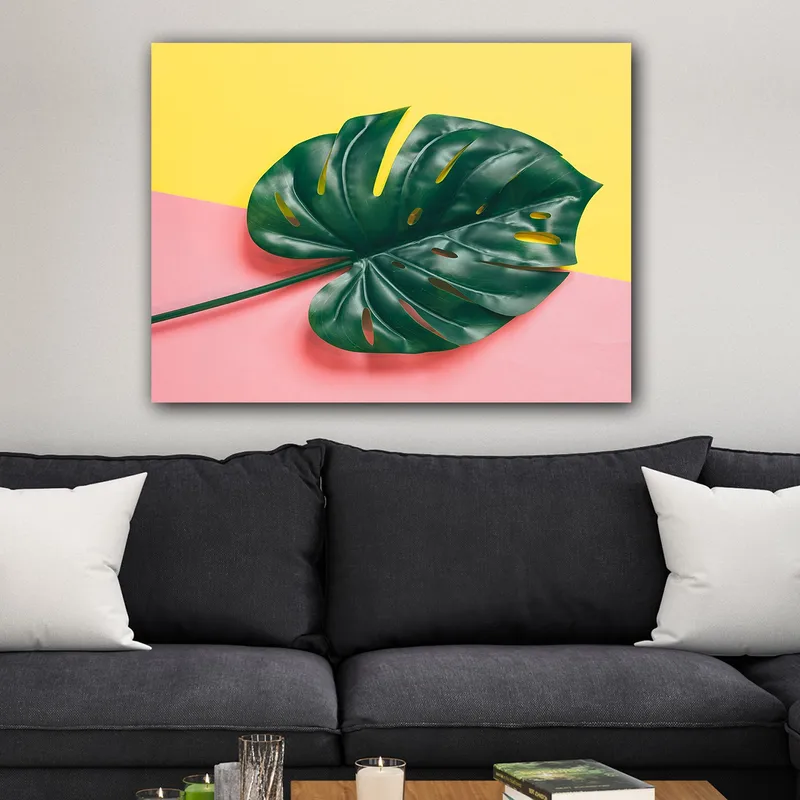 Canvastavla 70x100 cm - Stor, grön monstera-blad mot en färgglad bakgrund av gul och rosa - Grön / Gul / Rosa - Inredning & dekor - Tavlor & konst - Canvastavla