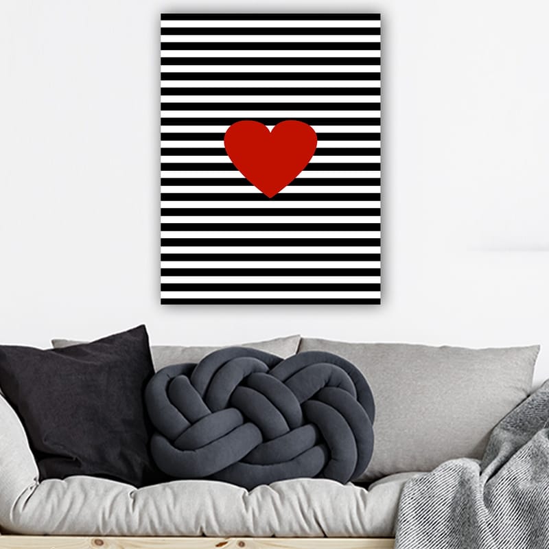 Canvastavla 70x100 cm - Stor röd hjärtform mot en bakgrund av svarta och vita ränder - Röd / Svart / Vit - Inredning & dekor - Tavlor & konst - Canvastavla