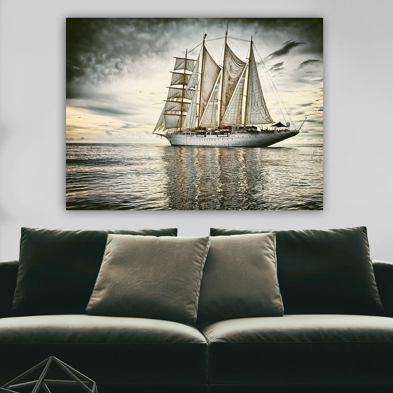 Canvastavla 70x100 cm - Storslagen segelbåt med vita segel som glider över en spegelblanka havsyta under en dramatisk himmel - Vit / Grå / Beige - Inredning & dekor - Tavlor & konst - Canvastavla