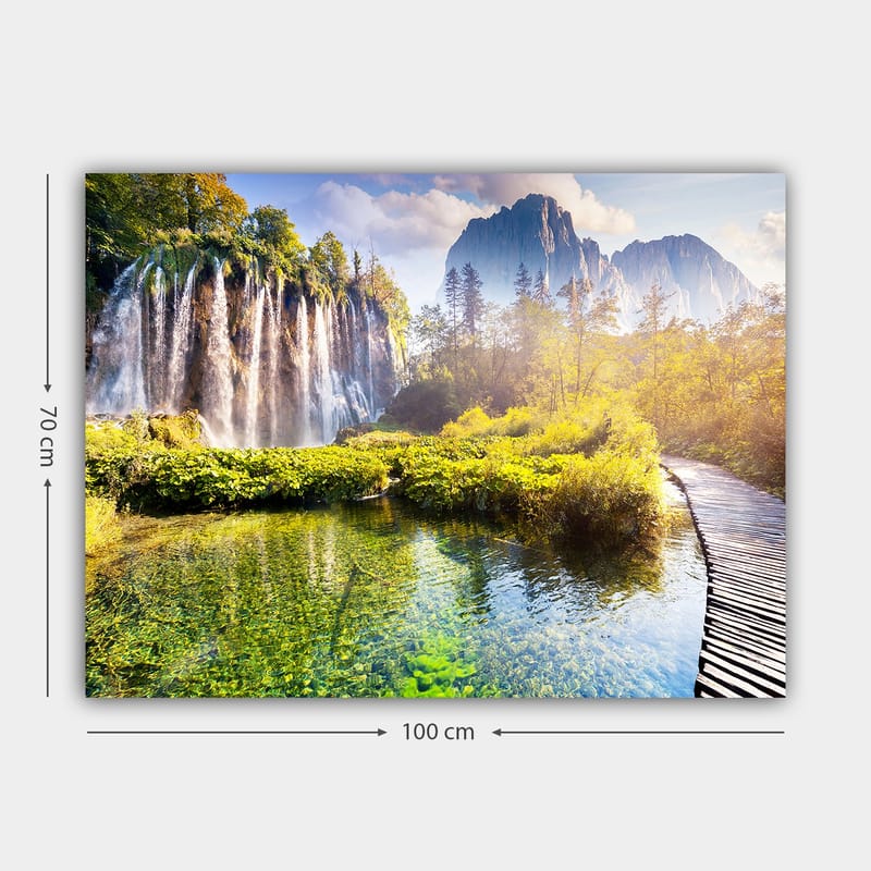 Canvastavla 70x100 cm - Storslagen vattenfallsscen omgiven av grönskande vegetation och majestätiska berg - Grön / Blå / Gul - Inredning & dekor - Tavlor & konst - Canvastavla