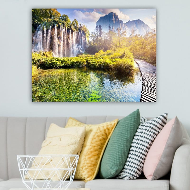 Canvastavla 70x100 cm - Storslagen vattenfallsscen omgiven av grönskande vegetation och majestätiska berg - Grön / Blå / Gul - Inredning & dekor - Tavlor & konst - Canvastavla