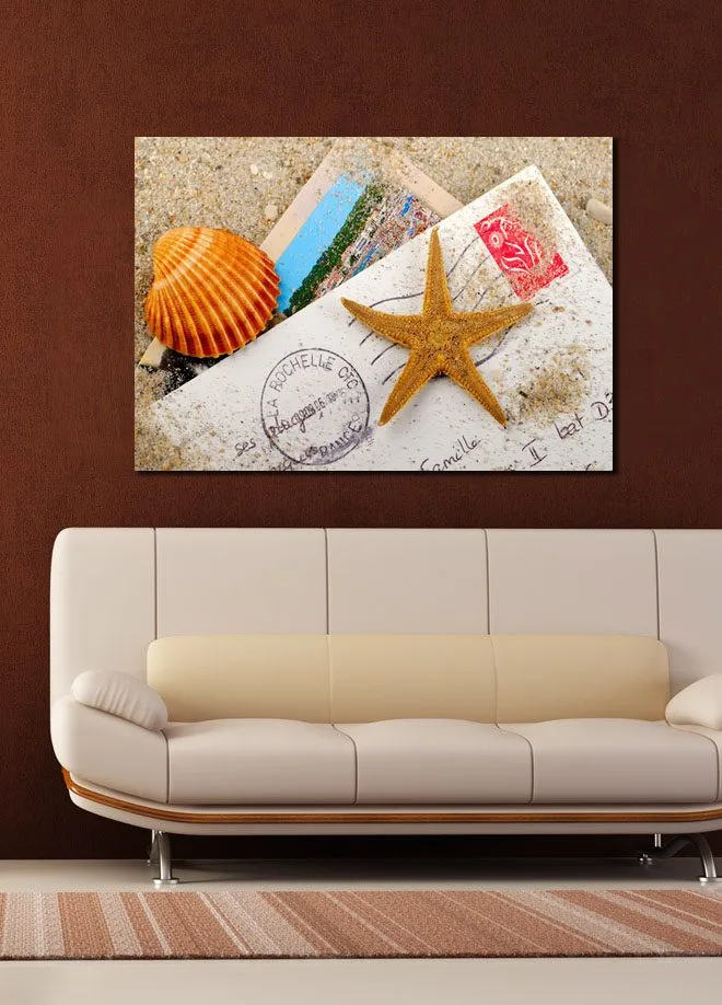 Canvastavla 70x100 cm - Strandinspirerad komposition med en sjöstjärna och snäckskal på ett postkort - Orange / Beige / Vit - Inredning & dekor - Tavlor & konst - Canvastavla
