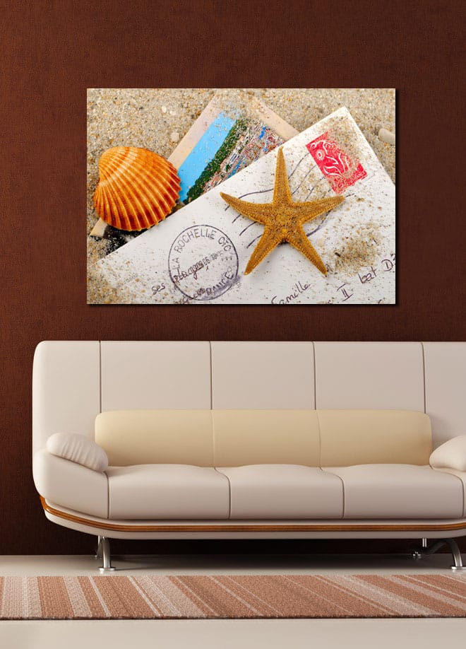 Canvastavla 70x100 cm - Strandinspirerad komposition med en sjöstjärna och snäckskal på ett postkort - Orange / Beige / Vit - Inredning & dekor - Tavlor & konst - Canvastavla