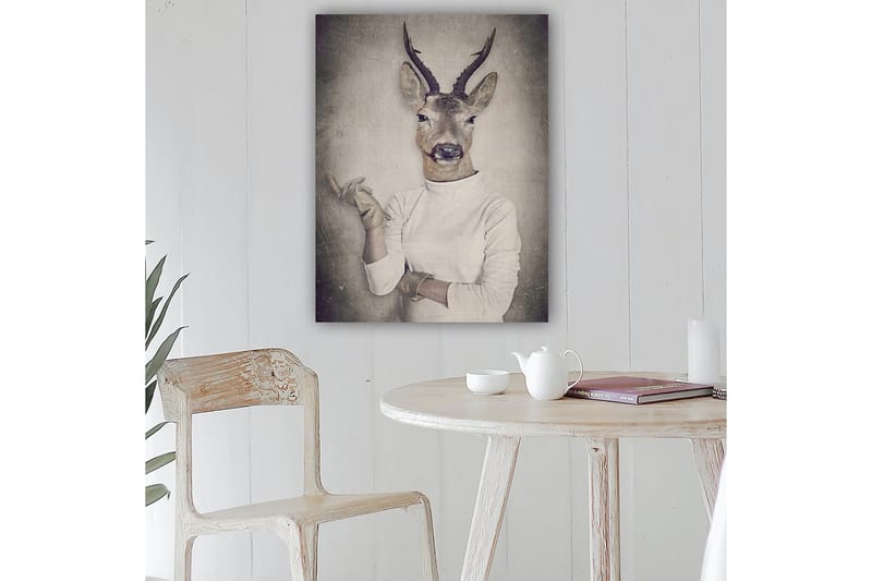 Canvastavla 70x100 cm - Surrealistisk bild av en människa med ett rådjurshuvud som gestikulerar med handen - Beige / Grå / Brun - Inredning & dekor - Tavlor & konst - Canvastavla