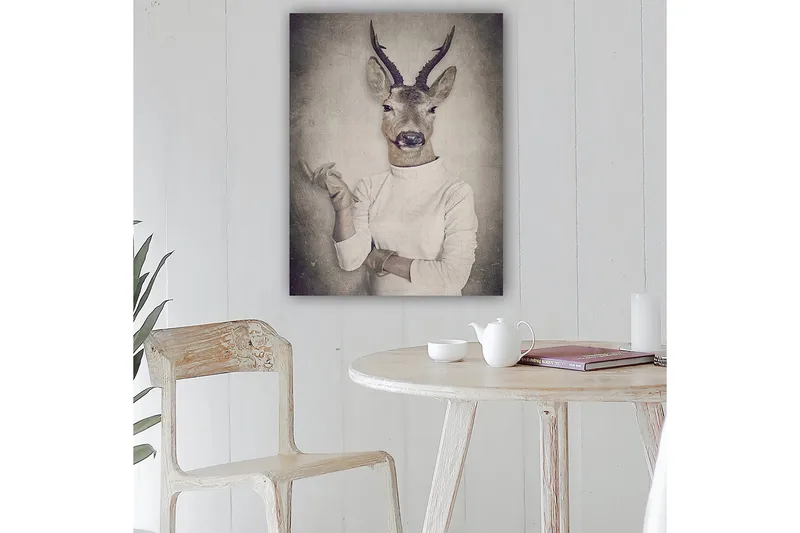 Canvastavla 70x100 cm - Surrealistisk bild av en människa med ett rådjurshuvud som gestikulerar med handen - Beige / Grå / Brun - Inredning & dekor - Tavlor & konst - Canvastavla