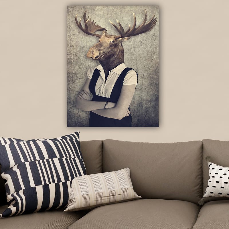 Canvastavla 70x100 cm - Surrealistisk komposition med en människa som har ett älghuvud, klädd i en vit skjorta och svart overall - Brun / Vit / Svart - Inredning & dekor - Tavlor & konst - Canvastavla