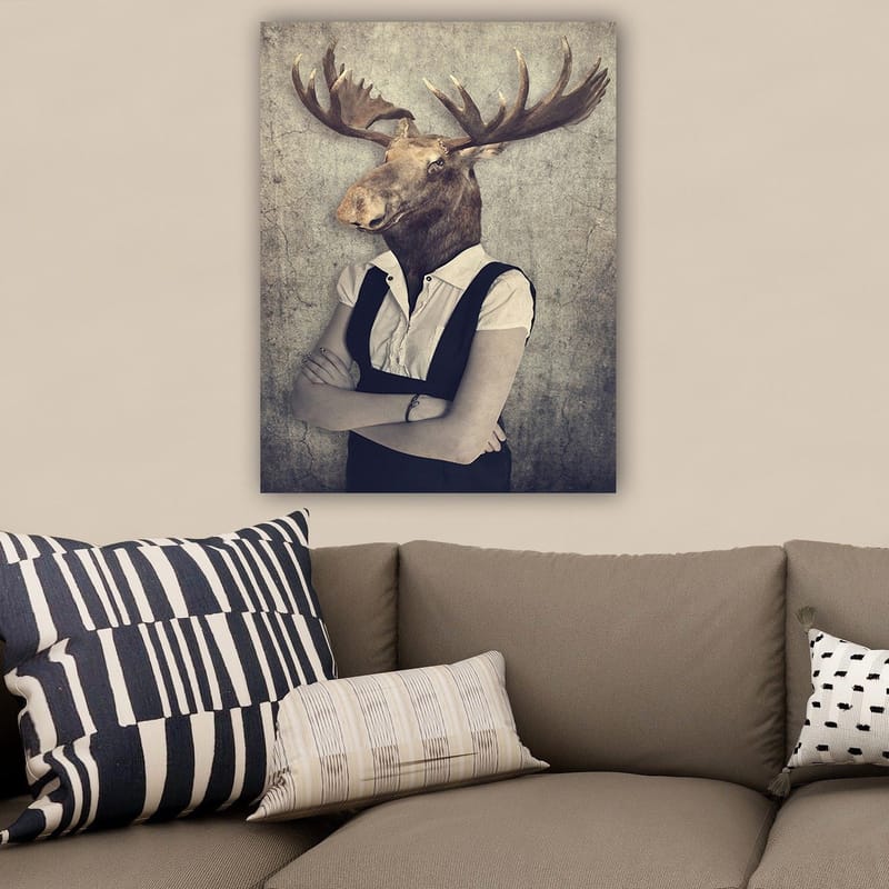 Canvastavla 70x100 cm - Surrealistisk komposition med en människa som har ett älghuvud, klädd i en vit skjorta och svart overall - Brun / Vit / Svart - Inredning & dekor - Tavlor & konst - Canvastavla