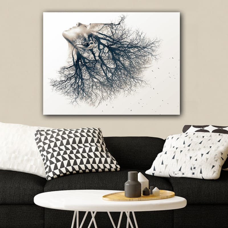Canvastavla 70x100 cm - Surrealistisk skildring av en kvinna vars ansikte smälter samman med ett träd, vilket symboliserar en djup koppling mellan människa och natur - Svart / Vit - Inredning & dekor - Tavlor & konst - Canvastavla