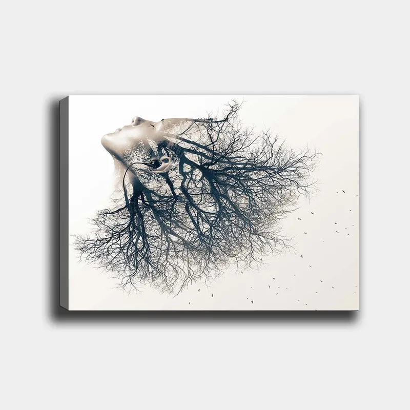 Canvastavla 70x100 cm - Surrealistisk skildring av en kvinna vars ansikte smälter samman med ett träd, vilket symboliserar en djup koppling mellan människa och natur, Svart / Vit