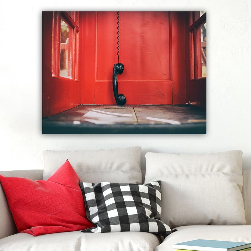 Canvastavla 70x100 cm - Svart telefon hänger i en röd telefonkiosk - Röd / Svart - Inredning & dekor - Tavlor & konst - Canvastavla